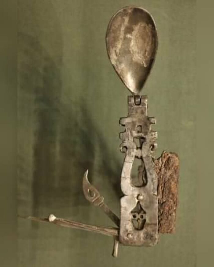 "Navaja suiza" romana de plata, 200-300 d.C., Museo Fitzwilliam, Cambridge. La pieza contiene un cuchillo, una cuchara y un tenedor, además de un pincho, una espátula y un pequeño palillo