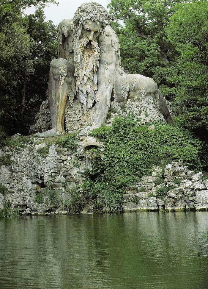 Esta escultura del "Coloso" fue creada por el escultor italiano Giambologna a finales del siglo XVI como símbolo de los Apeninos italianos