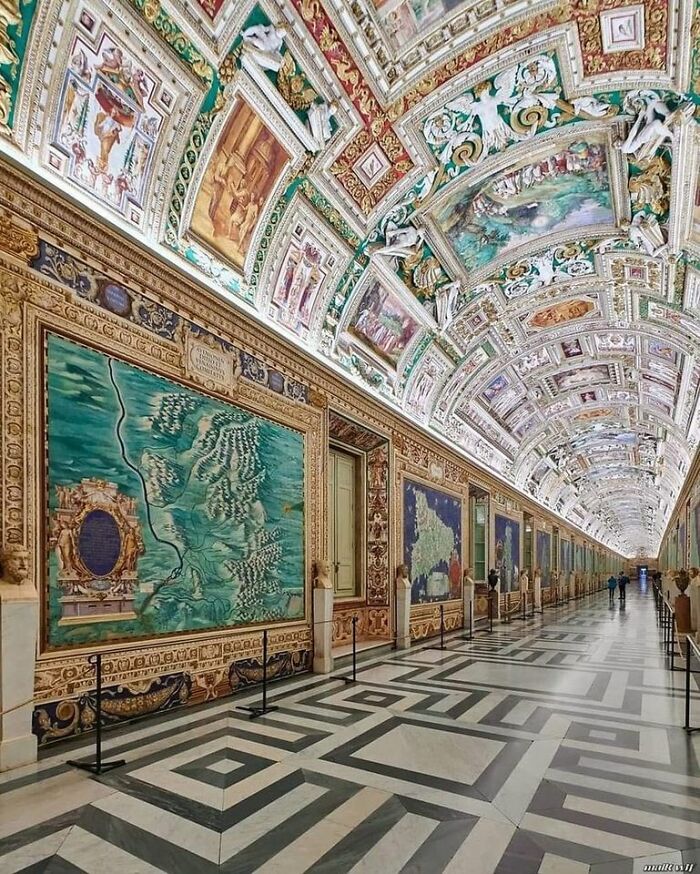 Gallery Of Geographic Maps. Built (1580-1585)