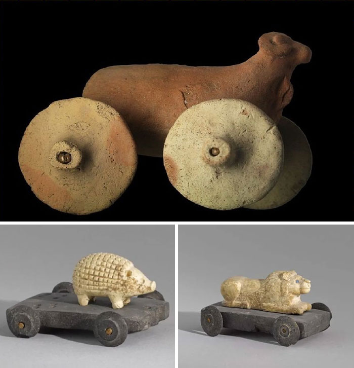 El Museo del Louvre de París expone figuras de animales de más de 3.000 años de antigüedad montadas en pequeños carruajes que se describen como juguetes infantiles prehistóricos