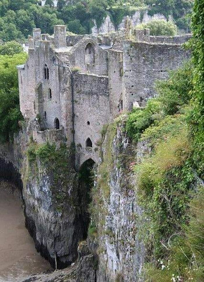 El castillo de Chepstow se alza sobre un acantilado al otro lado del río Wye, que separa Inglaterra de Gales