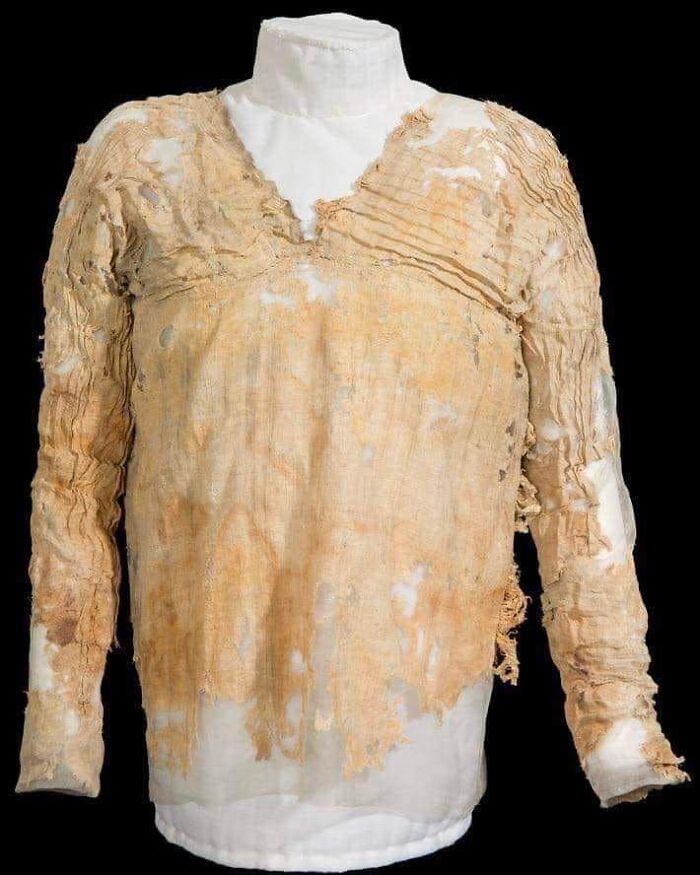 La datación por radiocarbono del vestido de Tarkhan, llamado así por la ciudad egipcia donde fue hallado en 1913, determinó que esta prenda de lino de gran finura data de entre 3482 y 3103 a.C., lo que la convierte en la prenda tejida más antigua del mundo