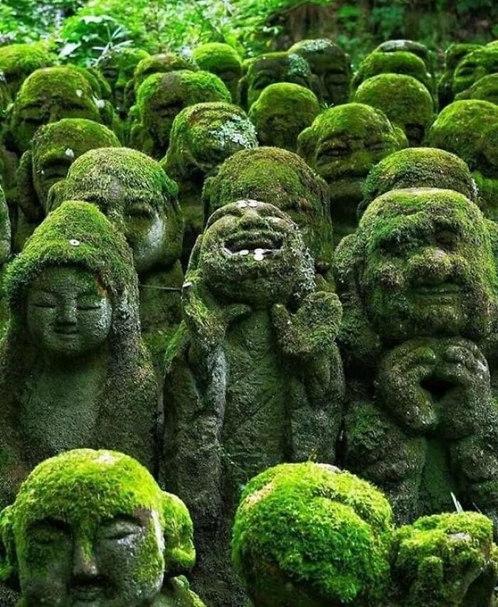 1.200 esculturas de piedra con diferentes expresiones faciales en el templo budista Nenbutsu-Ju de Kioto (Japón)