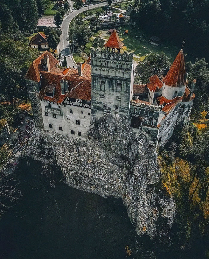 Conocido comúnmente como el castillo de Drácula, el castillo de Bran es probablemente el castillo medieval más famoso de Rumanía