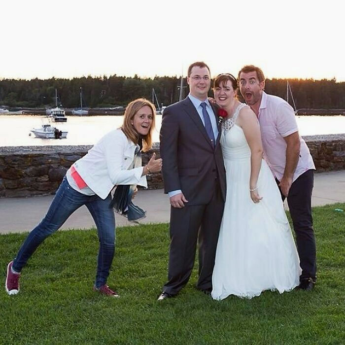Wedding Photobomb. Jason Jones & Samantha Bee