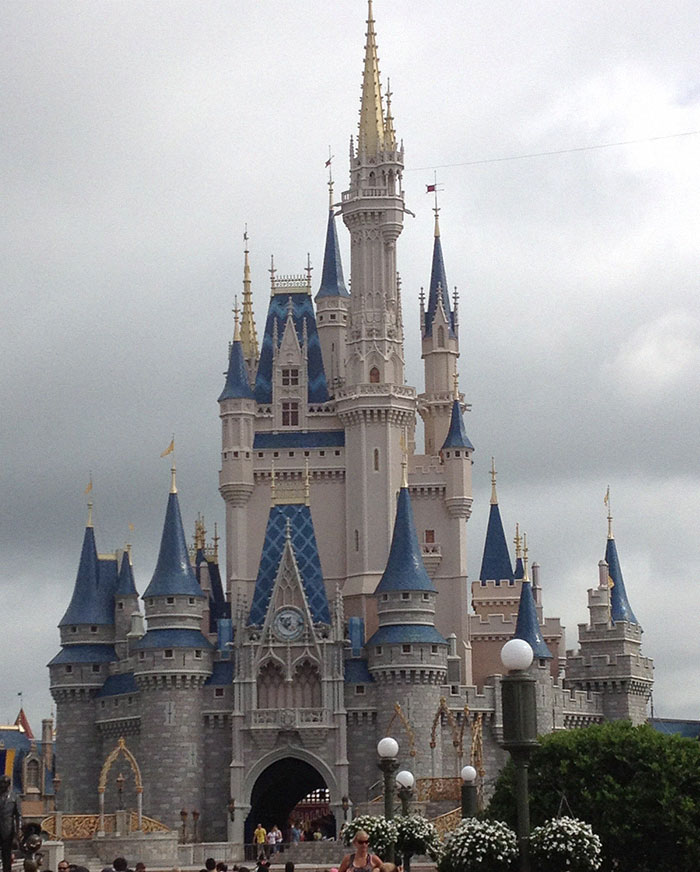 Entitled Mom Breaks Into Hysterics After Child-Free Coworker Refuses To Give Up Her Holiday, The Internet Applauds Entitled Mom Breaks Into Hysterics After Child-Free Coworker Refuses To Give Up Her Holiday, The Internet Applauds