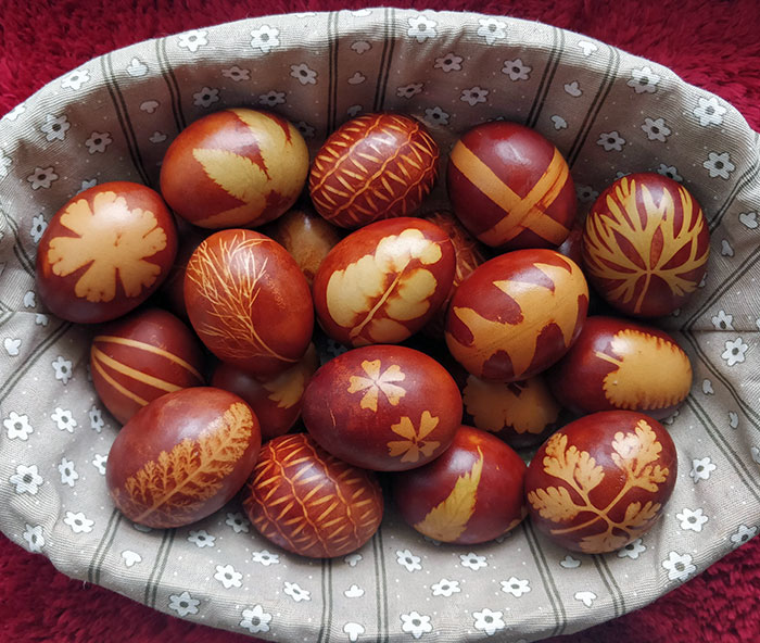 Así se tiñen los huevos de Pascua en Serbia, sólo con ingredientes naturales