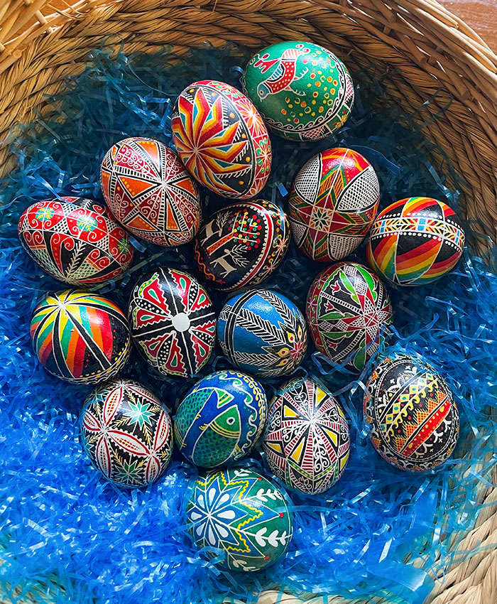 Pysanky, también conocidos como huevos de Pascua ucranianos, hechos por mi madre