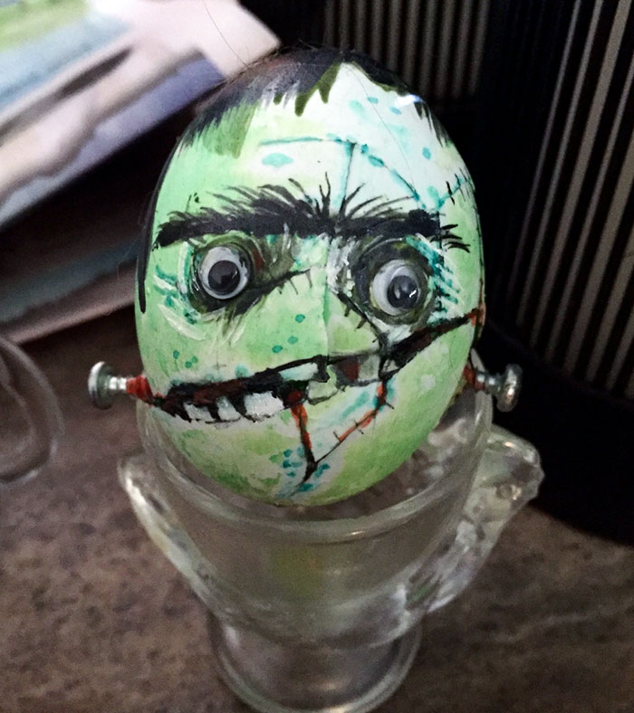 Mis amigos me invitaron a su concurso de decoración de huevos de Pascua. Pensaron que estaba acabado cuando se me cayó el huevo. Improvisé y gané