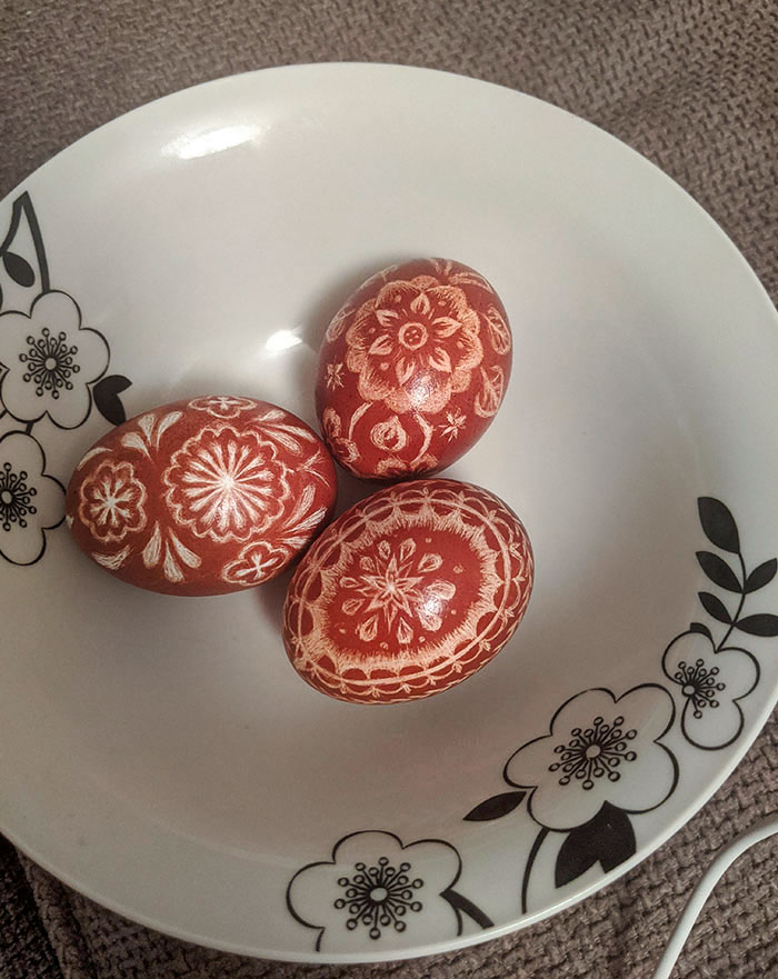 Mis huevos de Pascua, 2020. Los patrones fueron tallados en la cáscara con una aguja