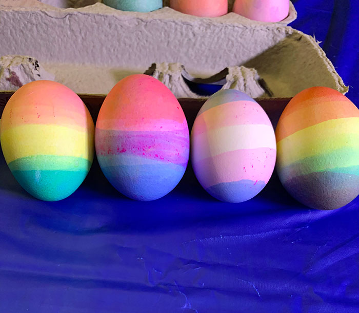 Mi madre es homófoba y me obligó a decorar huevos este año. Así que hice mis huevos de diferentes banderas del orgullo. Ella no tiene ni idea