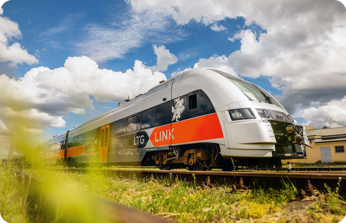 Woman On An Almost Empty Train Gets Labeled A Jerk By A Man For Refusing To Move Her Stuff So He Could Sit Next To Her For The Second Time Woman On An Almost Empty Train Gets Labeled A Jerk By A Man For Refusing To Move Her Stuff So He Could Sit Next To Her For The Second Time