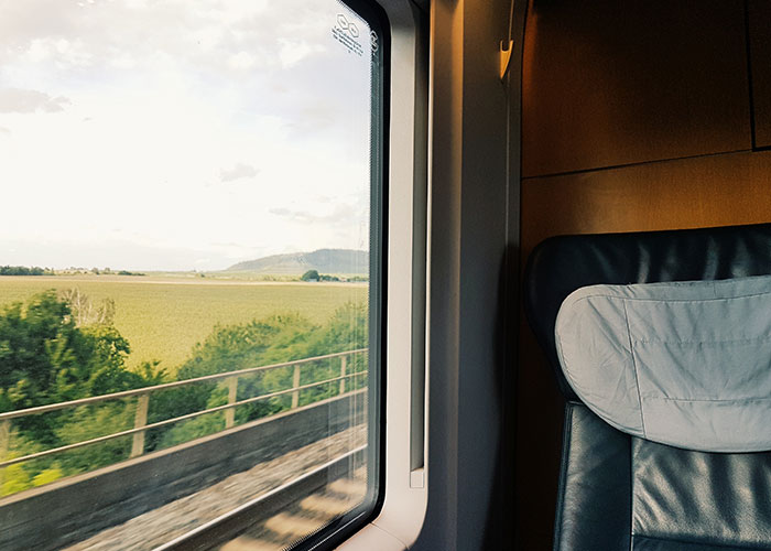 Mom Books Just 2 Train Seats For Herself And Her 3 Kids, Expecting Others To Give Up Theirs, Gets Called Out Online Mom Books Just 2 Train Seats For Herself And Her 3 Kids, Expecting Others To Give Up Theirs, Gets Called Out Online