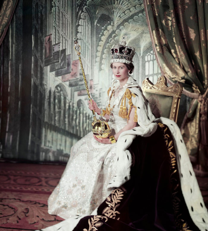 Quin Elizabeth II wearing a crown and holding a Sovereign's Sceptre