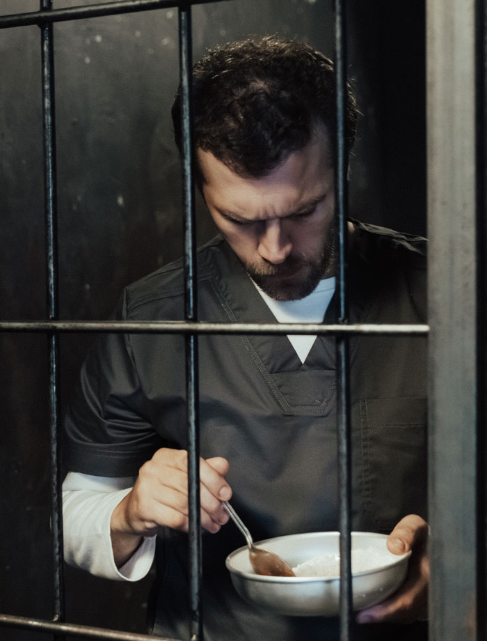 Men in the prison cell eating 