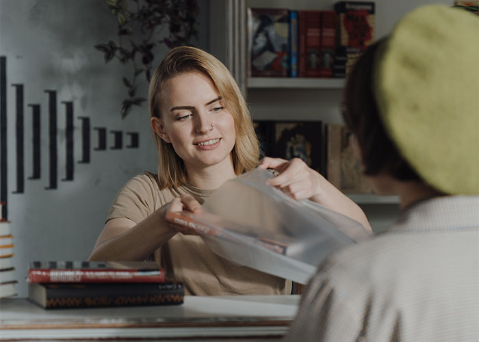 “She Told Her In Perfect English That She Didn’t Speak English”: French Worker Refuses To Serve An American, Regrets It When She Comes Back With Her French Husband “She Told Her In Perfect English That She Didn’t Speak English”: French Worker Refuses To Serve An American, Regrets It When She Comes Back With Her French Husband