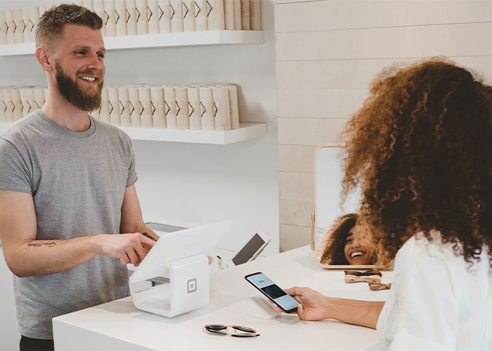 “She Told Her In Perfect English That She Didn’t Speak English”: French Worker Refuses To Serve An American, Regrets It When She Comes Back With Her French Husband “She Told Her In Perfect English That She Didn’t Speak English”: French Worker Refuses To Serve An American, Regrets It When She Comes Back With Her French Husband