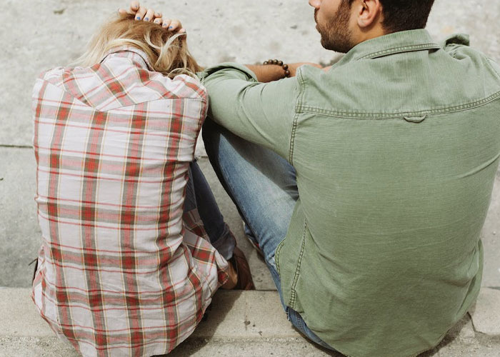 30 “Dead Giveaways” That Your Relationship Is Toxic