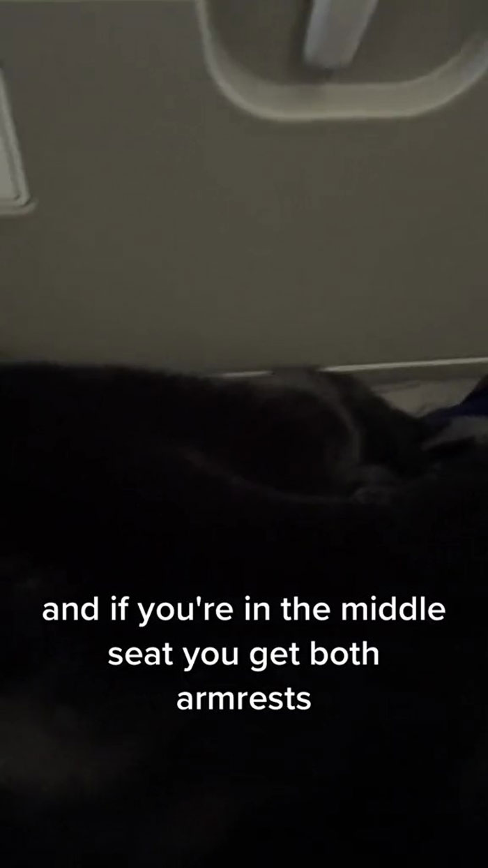 Travel Blogger Criticizes Passengers Who Don't Observe Her Unwritten 'Plane Etiquette Rules', Stirs Discussion Online