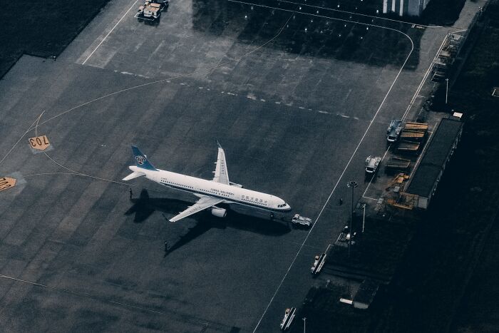 Travel Blogger Criticizes Passengers Who Don't Observe Her Unwritten 'Plane Etiquette Rules', Stirs Discussion Online