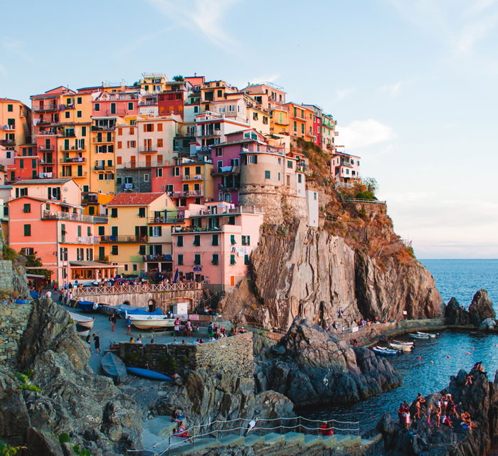 Building on the rocks around the sea 