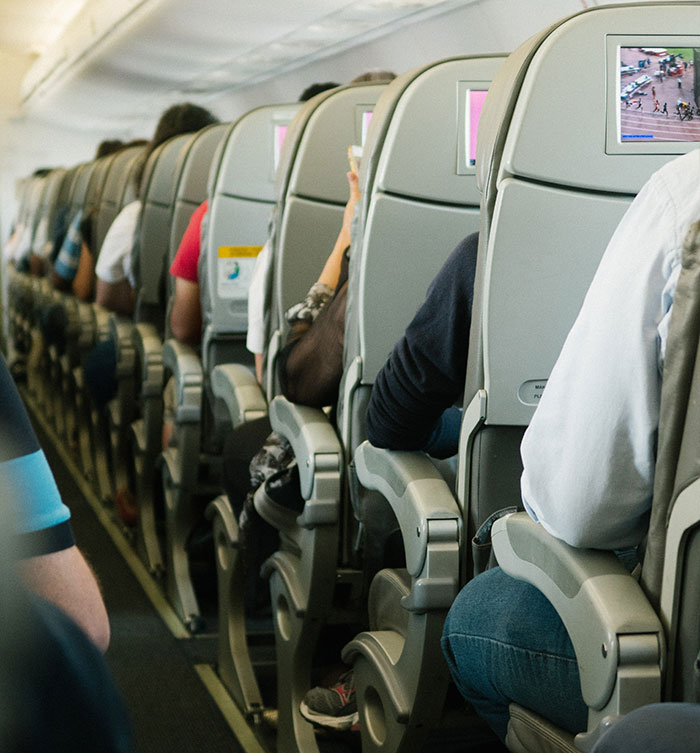 40 Common Etiquette Mistakes To Avoid On Your Next Flight, As Told By Frequent Fliers