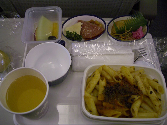 40 Common Etiquette Mistakes To Avoid On Your Next Flight, As Told By Frequent Fliers