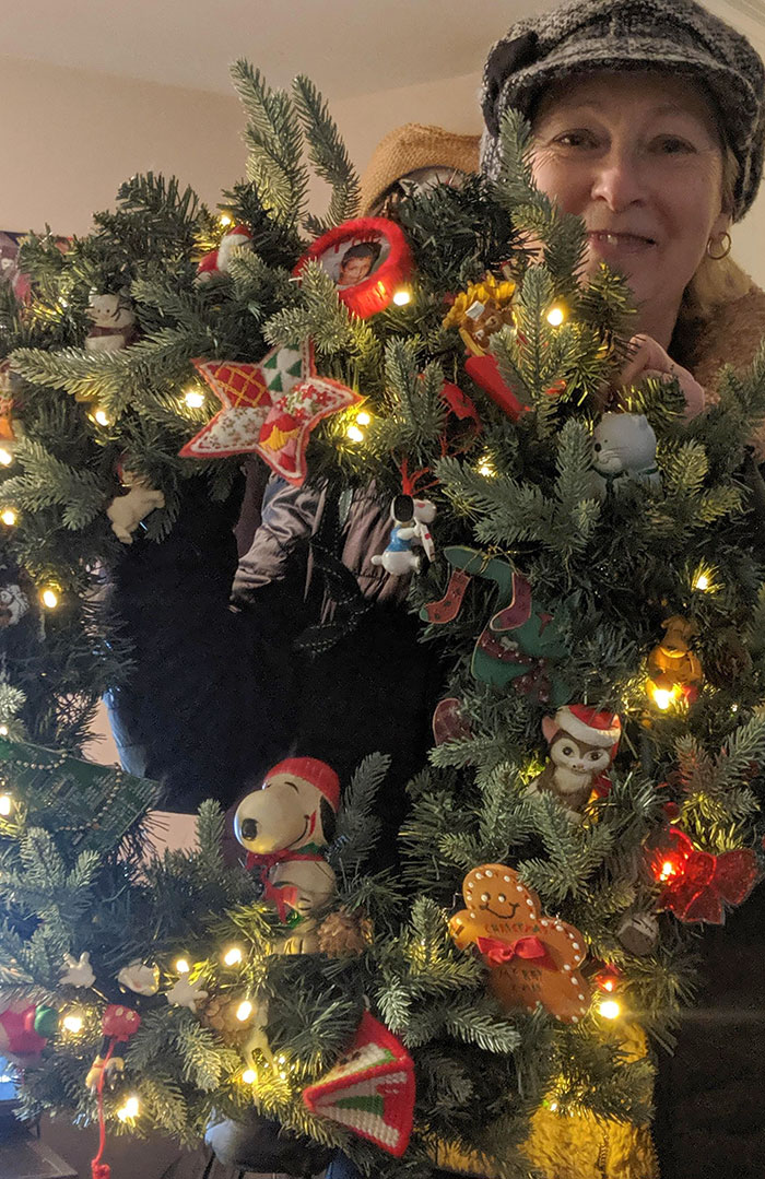 Mi madre se acordó de que no tengo sitio en mi casa para un árbol de Navidad, así que me hizo esta corona con luces incorporadas y todos los adornos de cuando era niño