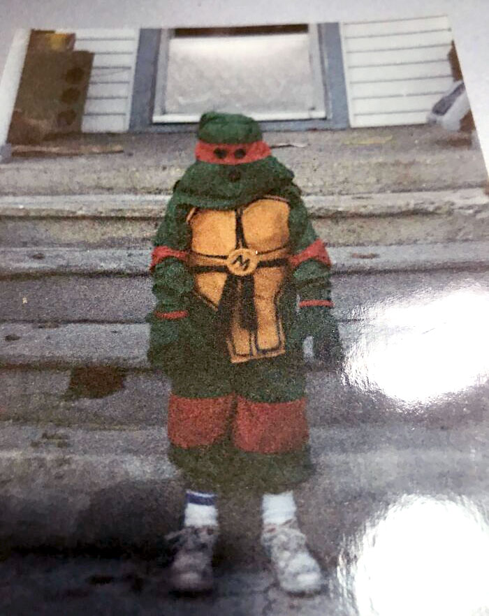 Mi padre estaba revisando viejas fotos hace poco, y encontró esta foto mía en Halloween vestido de Michelangelo, mi madre hizo este disfraz desde cero