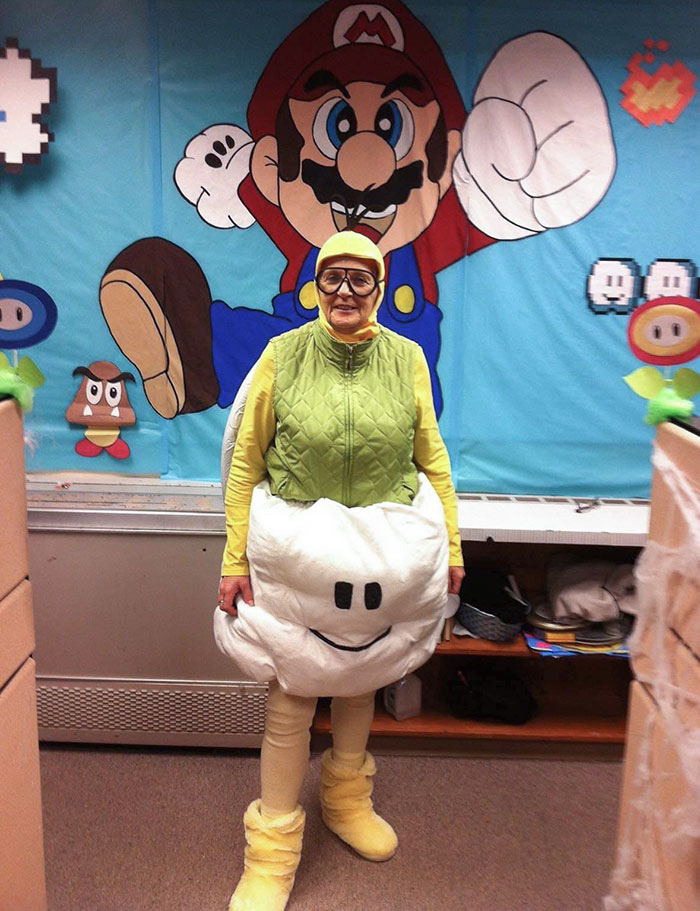 Mi madre, que diseñó una fiesta temática de Mario en su oficina (todo a mano) vestida de chico nube
