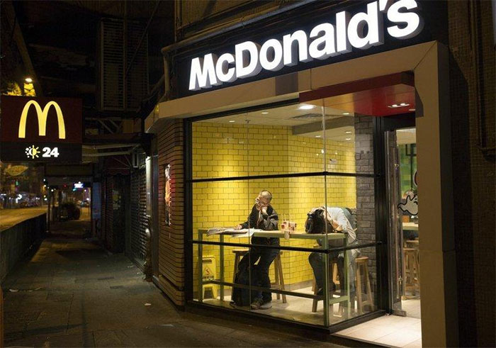 En Hong Kong y Japón, Mcdonald’s tiene una política de “puertas abiertas”. Las personas que no tienen dónde quedarse aprovechan esta ventaja y “viven” en Mcdonald’s; a menudo, se refieren a ellos como “Mcfugiados”