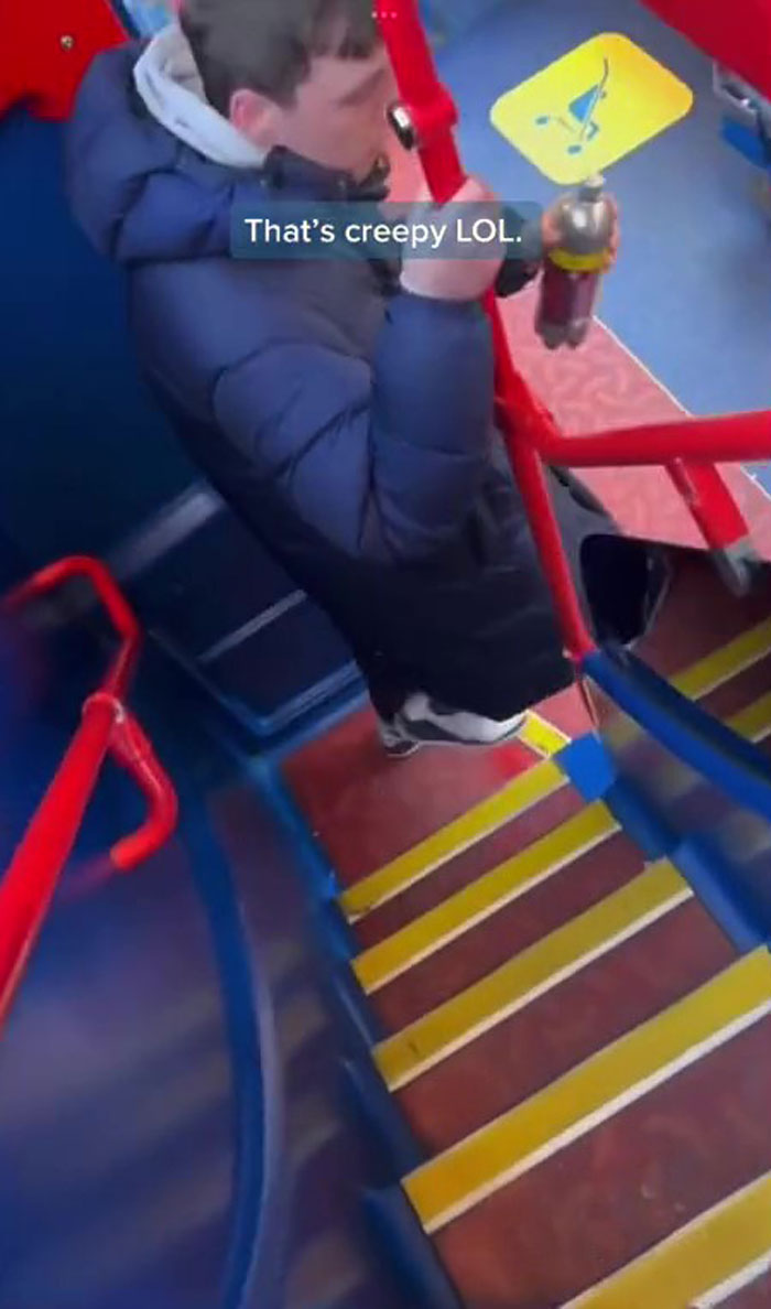 Woman Defended By Fellow Passengers After Random Guy Tries To Sit Next To Her On Empty Bus Woman Defended By Fellow Passengers After Random Guy Tries To Sit Next To Her On Empty Bus