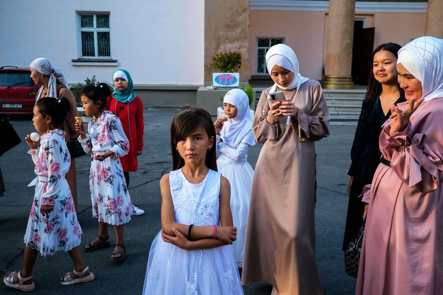 Photographer Takes To The Streets Capturing Unlikely Coincidences (53 New Pics)