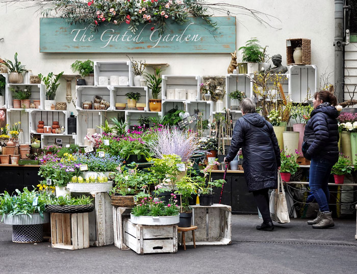 “Karen’s Face Turned From Red To White”: Woman Takes Plants From A Shop, Spots Police Car And Disappears From The Store Within Seconds “Karen’s Face Turned From Red To White”: Woman Takes Plants From A Shop, Spots Police Car And Disappears From The Store Within Seconds