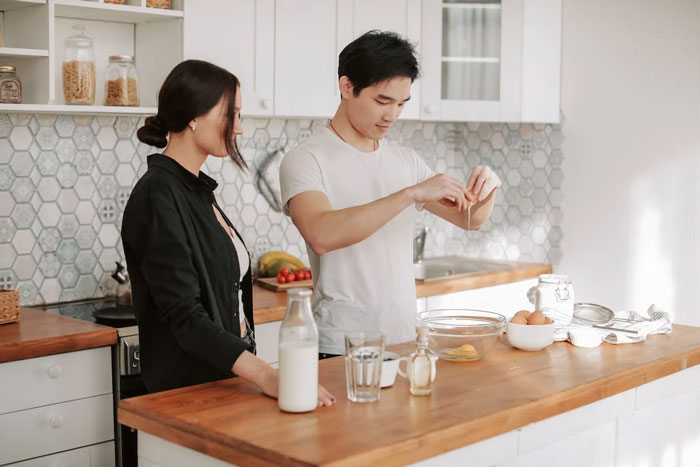 Man Wonders If He’s A Jerk For Offering Roommate And His GF Home-Cooked Food Man Wonders If He’s A Jerk For Offering Roommate And His GF Home-Cooked Food