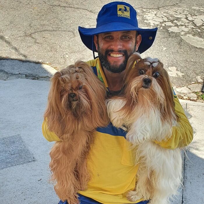 Meet The Brazilian Postman Who Conquers The Friendship Of Dogs And Cats Wherever He Goes (40 New Pics)