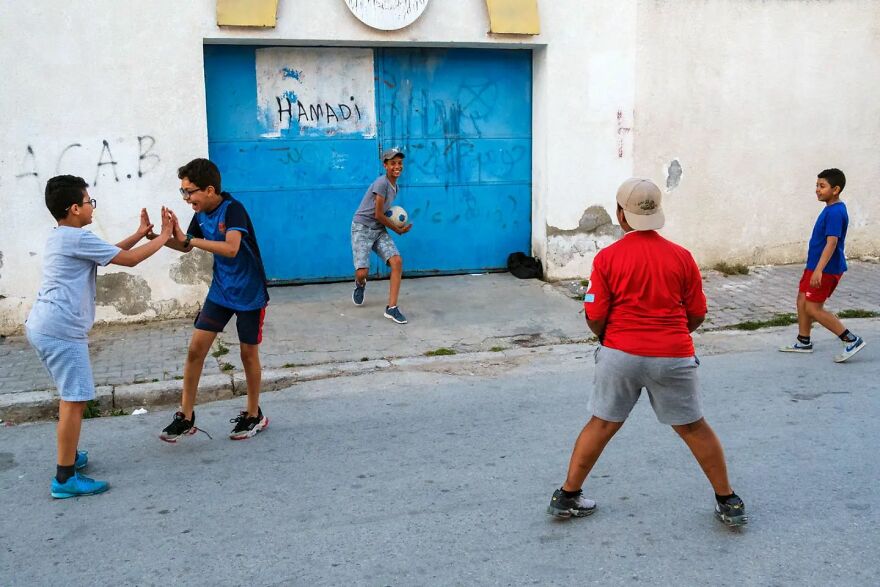 Photographer Takes To The Streets Capturing Unlikely Coincidences (53 New Pics)