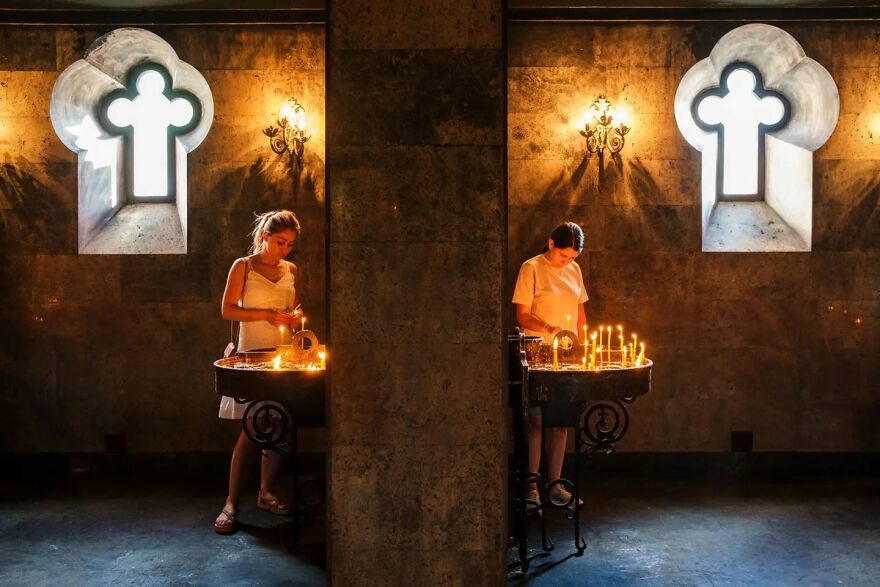 Photographer Takes To The Streets Capturing Unlikely Coincidences (53 New Pics)