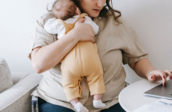 Exhausted Passenger Is Upset About Having To Give Up Their Middle Seat To A Mother Traveling With A Baby Exhausted Passenger Is Upset About Having To Give Up Their Middle Seat To A Mother Traveling With A Baby