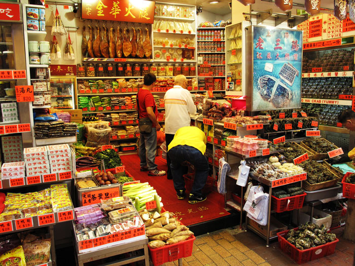 Father Tosses Out All Of 26 Y.O. Daughter’s Food That He Decides To Be “Unsuitable” Bringing Her To Tears, So She Asks Him To Leave