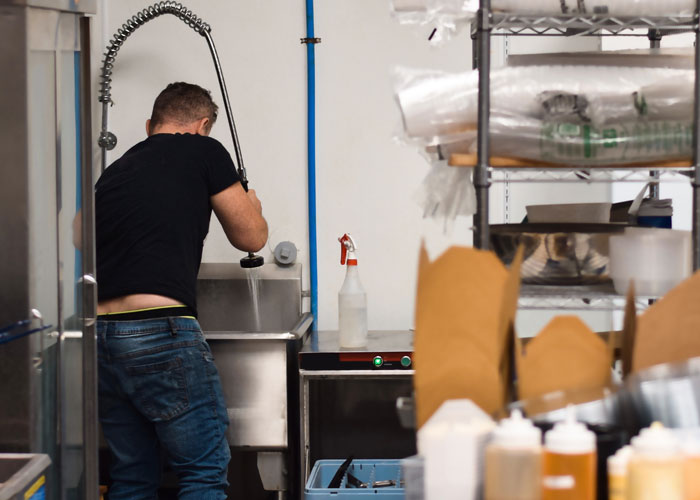 Manager Ignores His Part Of The Deal With Busboy, Regrets It When He Just Up And Leaves, Leaving The Place In Complete Pandemonium