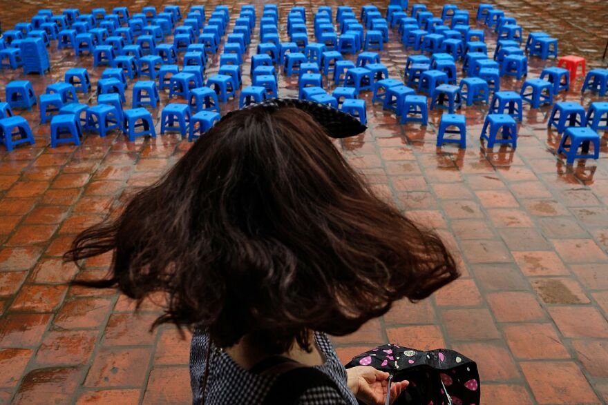 Photographer Takes To The Streets Capturing Unlikely Coincidences (53 New Pics)