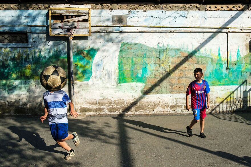 Photographer Takes To The Streets Capturing Unlikely Coincidences (53 New Pics)