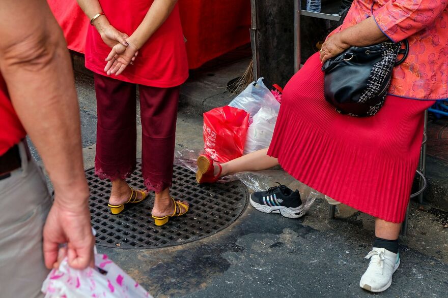 Photographer Takes To The Streets Capturing Unlikely Coincidences (53 New Pics)