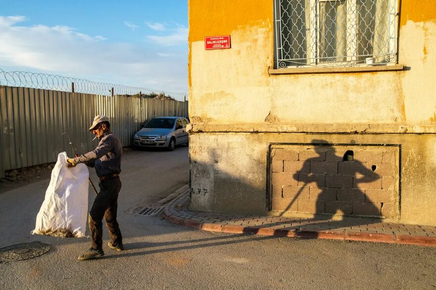 Photographer Takes To The Streets Capturing Unlikely Coincidences (53 New Pics)