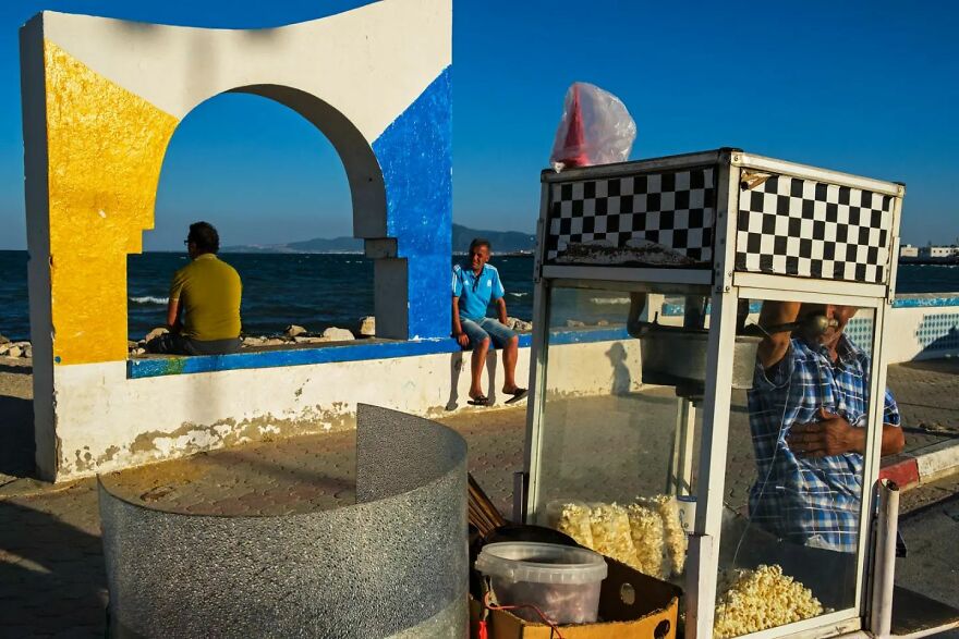 Photographer Takes To The Streets Capturing Unlikely Coincidences (53 New Pics)