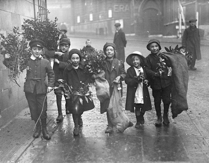 Children Carrying Holly And Mistle Toe, 1915