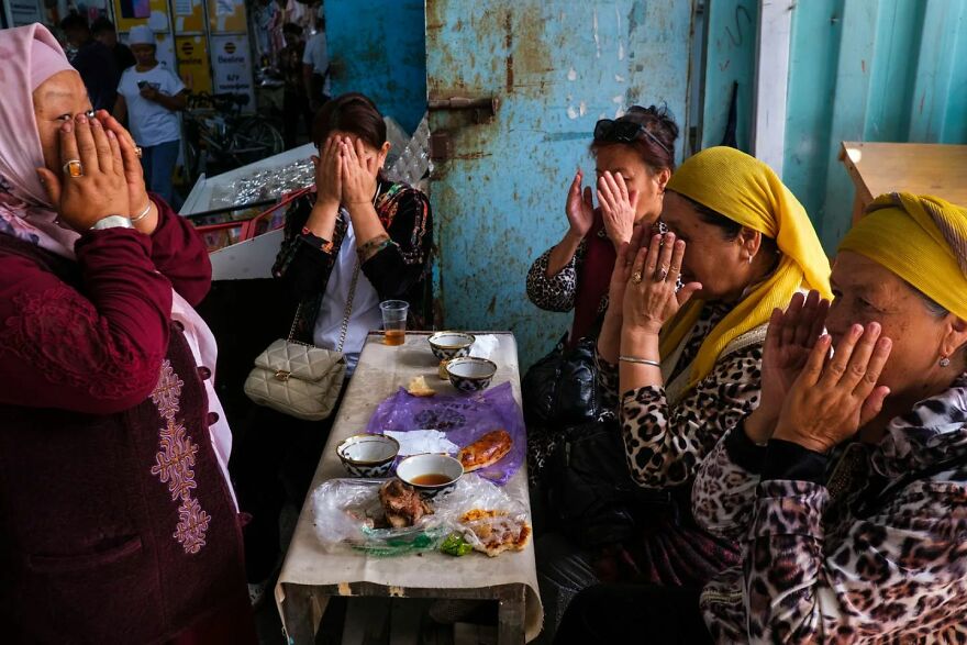 Photographer Takes To The Streets Capturing Unlikely Coincidences (53 New Pics)