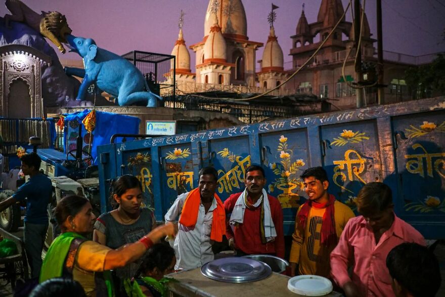 Photographer Takes To The Streets Capturing Unlikely Coincidences (53 New Pics)