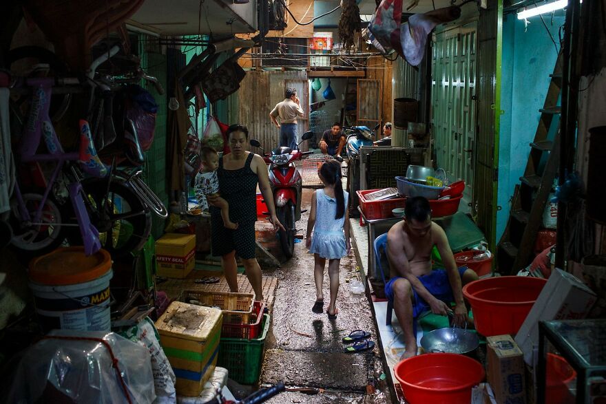 Photographer Takes To The Streets Capturing Unlikely Coincidences (53 New Pics)